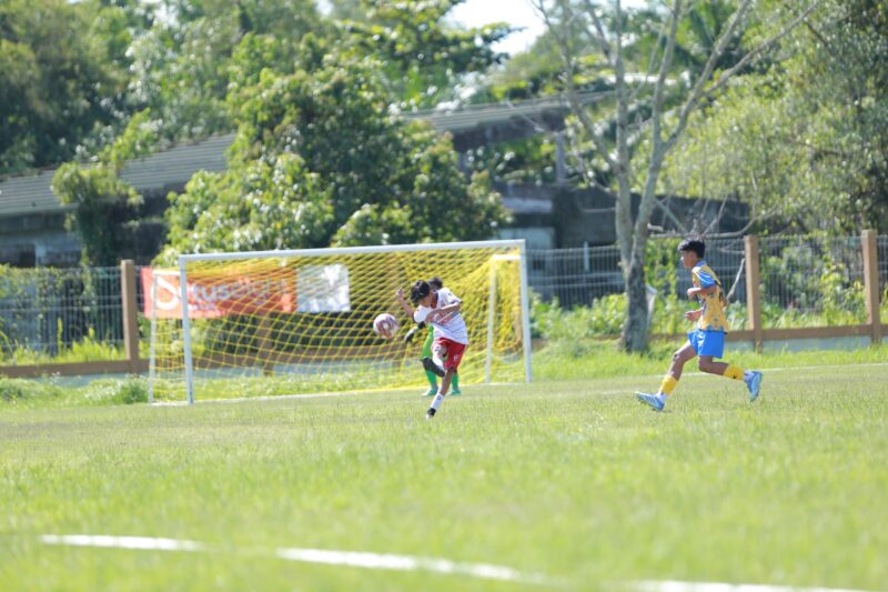 Aksi talenta muda dalam Salingjaga Soccer Championship