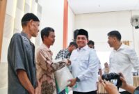 Wakil Wali Kota Pontianak Bahasan menyerahkan secara simbolis bantuan cadangan pangan beras kepada warga penerima manfaat di wilayah Kecamatan Pontianak Utara dan Timur/Prokopim 