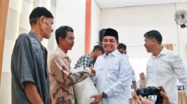 Wakil Wali Kota Pontianak Bahasan menyerahkan secara simbolis bantuan cadangan pangan beras kepada warga penerima manfaat di wilayah Kecamatan Pontianak Utara dan Timur/Prokopim 