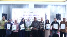 Penyerahan sertifikat halal bantuan dari Pemkot Pontianak untuk UMKM.