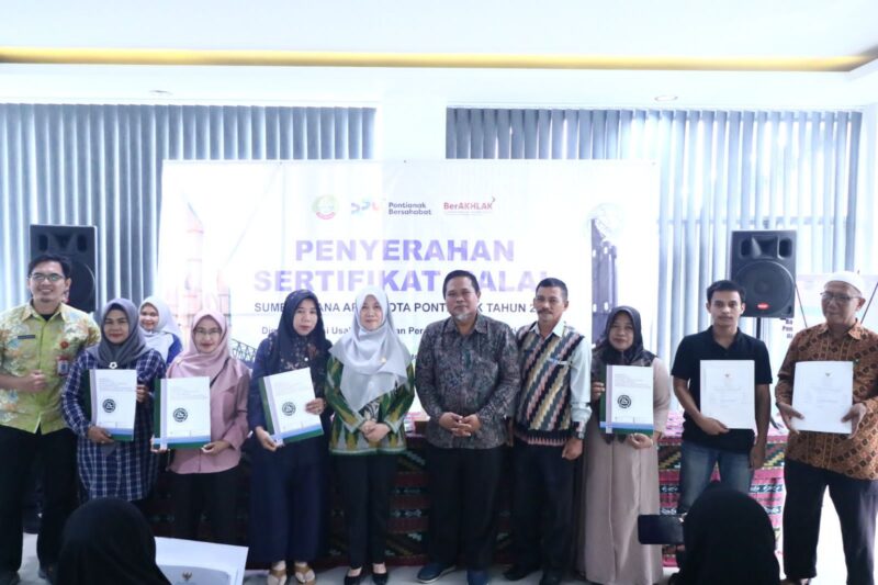 Penyerahan sertifikat halal bantuan dari Pemkot Pontianak untuk UMKM.