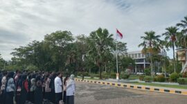 Peringatan hari kesaktian Pancasila 1 Oktober 2025 ditandai dengan apel pengibaran bendera di halaman kantor rektorat Untan. 