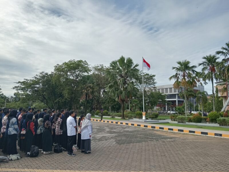 Peringatan hari kesaktian Pancasila 1 Oktober 2025 ditandai dengan apel pengibaran bendera di halaman kantor rektorat Untan. 