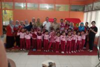 Rektor Untan bersama jajaran rektorat, kepala sekolah, dewan guru dan murid berfoto bersama