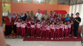 Rektor Untan bersama jajaran rektorat, kepala sekolah, dewan guru dan murid berfoto bersama