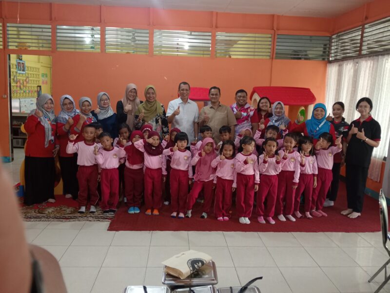 Rektor Untan bersama jajaran rektorat, kepala sekolah, dewan guru dan murid berfoto bersama