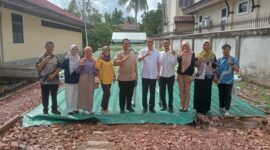 Rektor Untan bersama jajaran, dekan dan dosen berpose di depan kebun sawi hidroponik asrama putra untan