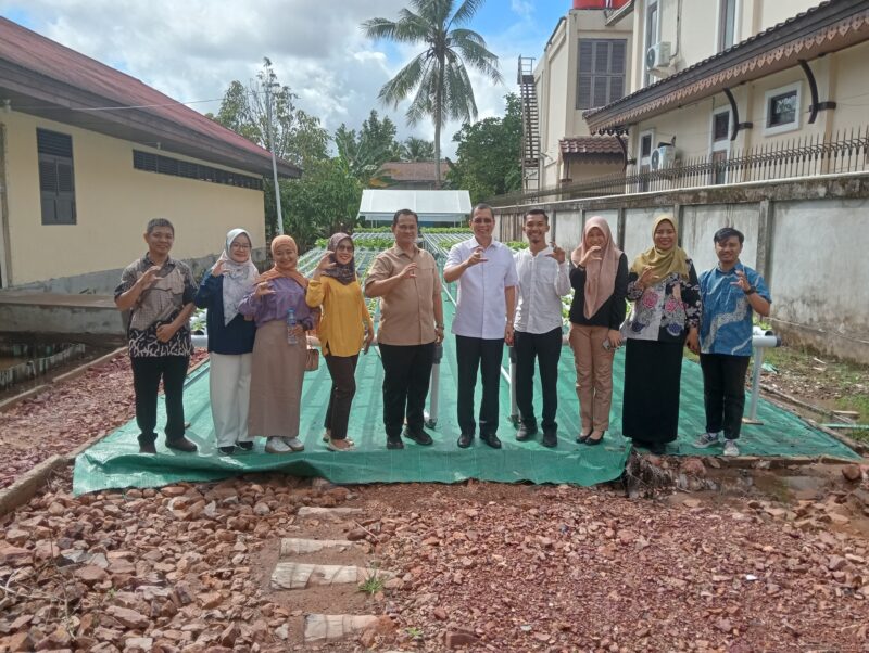 Rektor Untan bersama jajaran, dekan dan dosen berpose di depan kebun sawi hidroponik asrama putra untan