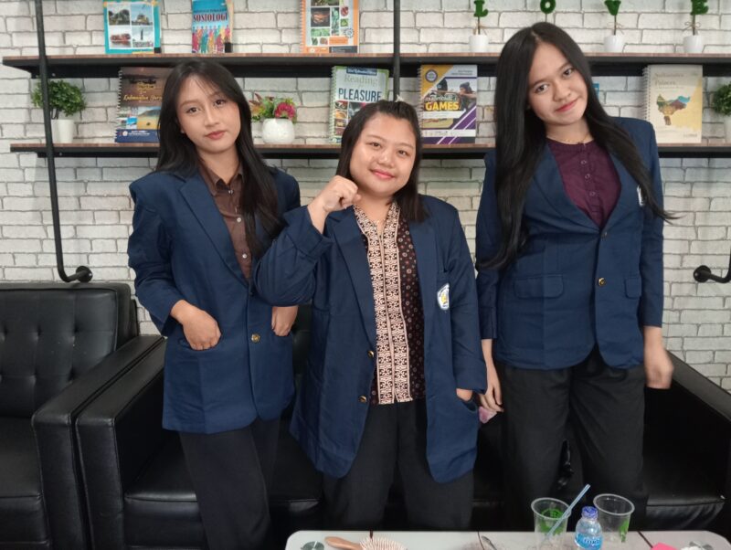 Mahasiswa Untan bergaya dengan Almamater baru yang tampil stylish dan keren