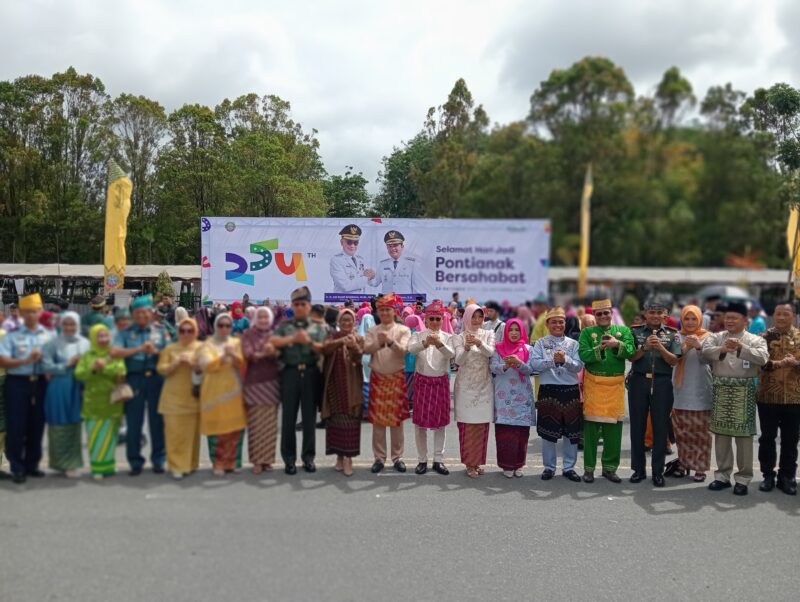 Walikota Pontianak berfoto bersama usai melaksanakan upacara peringatan HUT kota Pontianak yang ke- 254 tahun