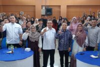 Panitia dan peserta berfoto bersama dalam acara Green Islam di Aula Fisip Untan