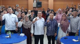 Panitia dan peserta berfoto bersama dalam acara Green Islam di Aula Fisip Untan
