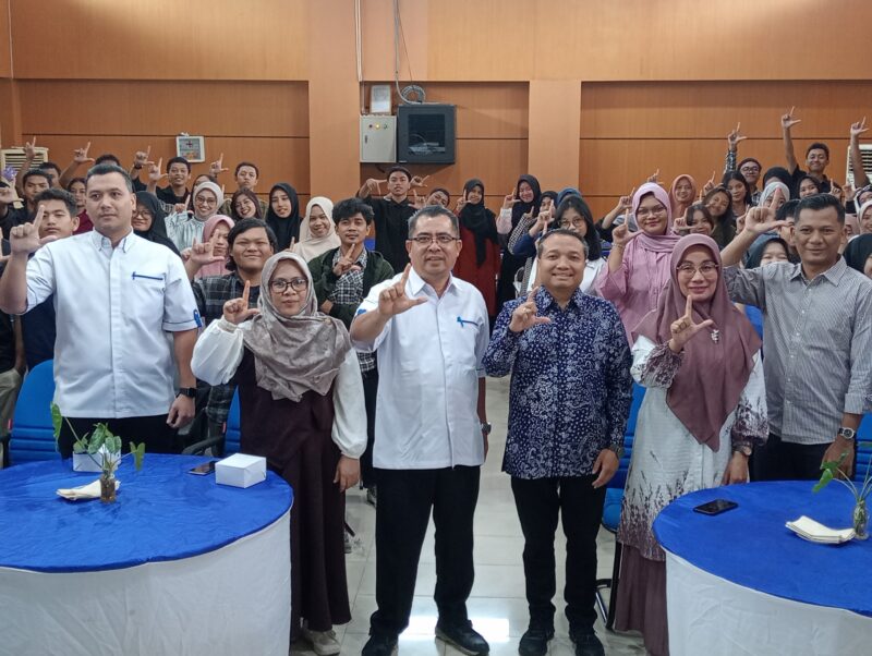 Panitia dan peserta berfoto bersama dalam acara Green Islam di Aula Fisip Untan