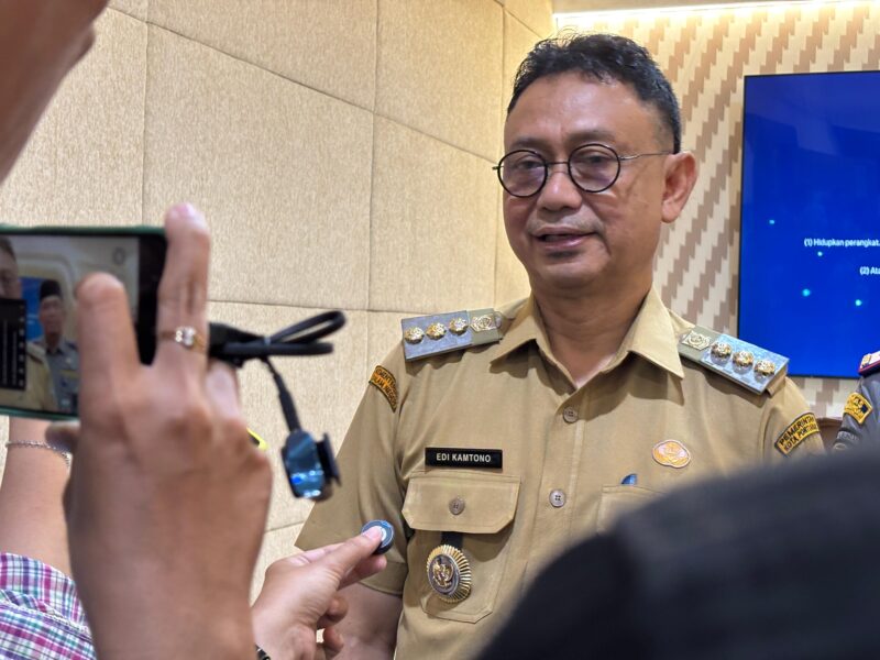 Walikota Pontianak Edi Rusdi kamtono memberikan keterangan pers