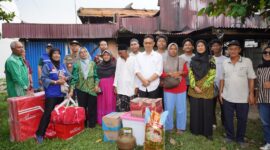 Wali Kota Pontianak Edi Rusdi Kamtono menyerahkan sejumlah bantuan bagi korban kebakaran.