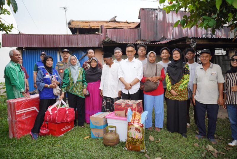 Wali Kota Pontianak Edi Rusdi Kamtono menyerahkan sejumlah bantuan bagi korban kebakaran.