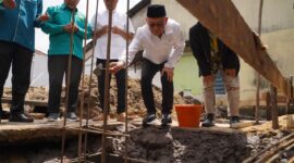 Wali Kota Pontianak Edi Rusdi Kamtono meletakkan batu pertama secara simbolis menandai dimulainya pembangunan Sekretariat DPD LDII Kota Pontianak