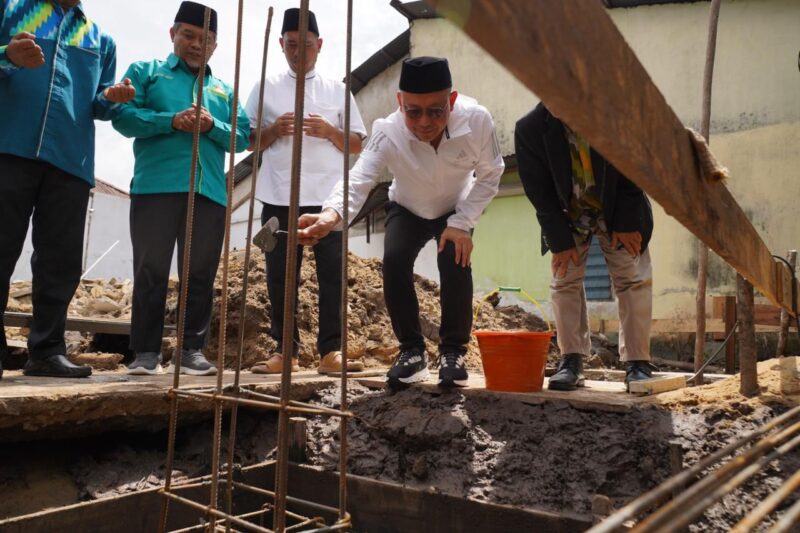 Wali Kota Pontianak Edi Rusdi Kamtono meletakkan batu pertama secara simbolis menandai dimulainya pembangunan Sekretariat DPD LDII Kota Pontianak