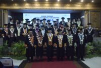 Foto bersama rektor dan wakil rektor serta dekan dalam wisuda periode 1 tahun akademik 2025/2026