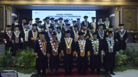 Foto bersama rektor dan wakil rektor serta dekan dalam wisuda periode 1 tahun akademik 2025/2026