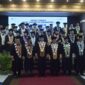 Foto bersama rektor dan wakil rektor serta dekan dalam wisuda periode 1 tahun akademik 2025/2026