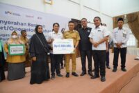 Walikota Pontianak berfoto bersama dengan para penerima bantuan