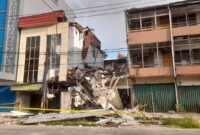 Bangunan ruko yang ambruk di Jalan Sisingamangaraja akibat dimakan usia/Prokopim