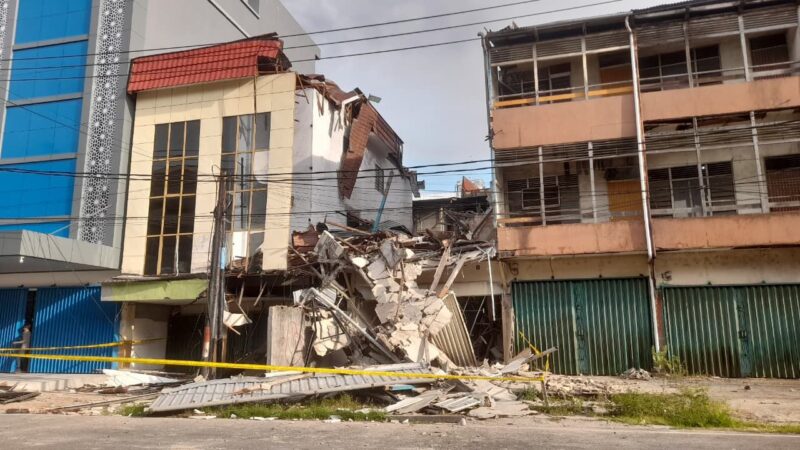 Bangunan ruko yang ambruk di Jalan Sisingamangaraja akibat dimakan usia/Prokopim 
