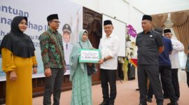 Wali Kota Pontianak Edi Rusdi Kamtono menyerahkan secara simbolis bantuan operasional bagi Guru Ngaji Tradisional se-Kota Pontianak.