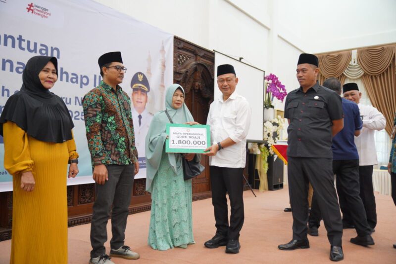 Wali Kota Pontianak Edi Rusdi Kamtono menyerahkan secara simbolis bantuan operasional bagi Guru Ngaji Tradisional se-Kota Pontianak.