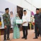 Wali Kota Pontianak Edi Rusdi Kamtono menyerahkan secara simbolis bantuan operasional bagi Guru Ngaji Tradisional se-Kota Pontianak.