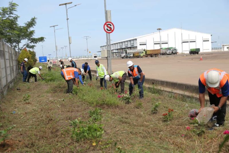 Aktivitas penanaman 500 pohon disekitar pelabuhan kijing dalam rangka mendukung program pelabuhan hijau