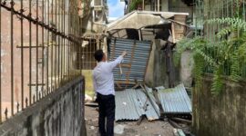 Walikota Pontianak Edi Rusdi kamtono meninjau bangunan yang roboh