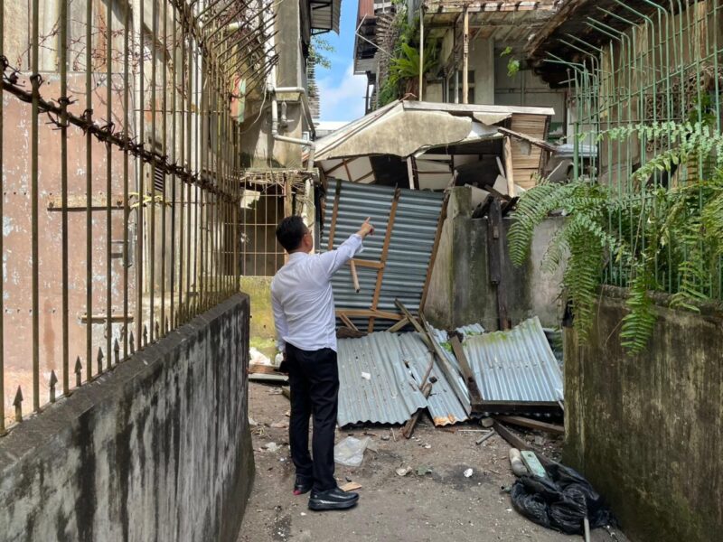 Walikota Pontianak Edi Rusdi kamtono meninjau bangunan yang roboh