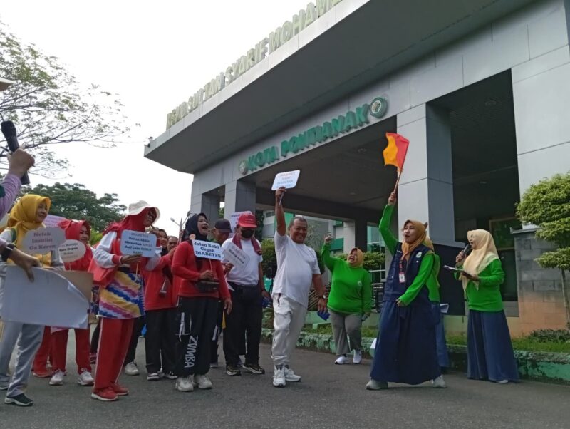 RSUD SSMA Kota Pontianak menggelar jalan sehat dalam rangka peringatan Hari Diabetes Sedunia atau World Diabetes Day (WDD) 2025.