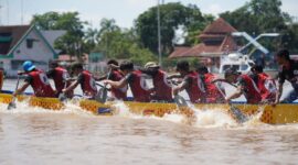 Para peserta Pontianak Dragon Boat Race 2025 tengah berlaga di Sungai Kapuas.