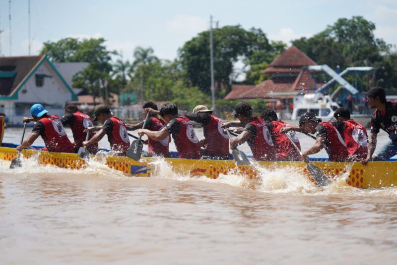 Para peserta Pontianak Dragon Boat Race 2025 tengah berlaga di Sungai Kapuas.