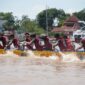 Para peserta Pontianak Dragon Boat Race 2025 tengah berlaga di Sungai Kapuas.