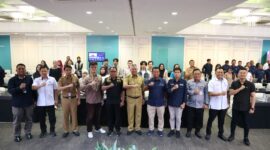 Para peserta bimtek berfoto bersama dengan GM pelindo 2 Pontianak 