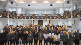 Foto bersama peserta dengan rektor UPB 