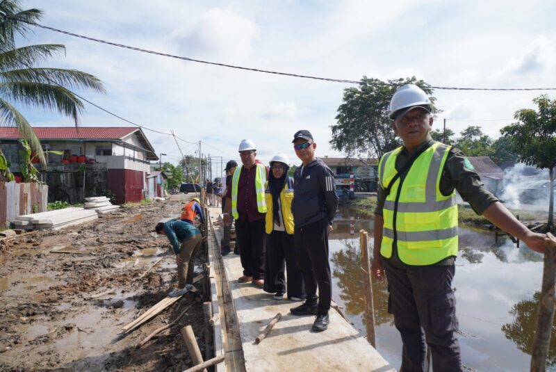 Wali Kota Pontianak Edi Rusdi Kamtono meninjau progres pembangunan turap di Parit Sungai Jawi Jalan Paralel Pal Lima.