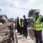 Wali Kota Pontianak Edi Rusdi Kamtono meninjau progres pembangunan turap di Parit Sungai Jawi Jalan Paralel Pal Lima.