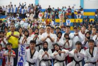 Wali Kota Pontianak Edi Rusdi Kamtono berfoto bersama para atlet Taekwondo yang berlaga di Wali Kota Cup