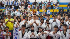 Wali Kota Pontianak Edi Rusdi Kamtono berfoto bersama para atlet Taekwondo yang berlaga di Wali Kota Cup 