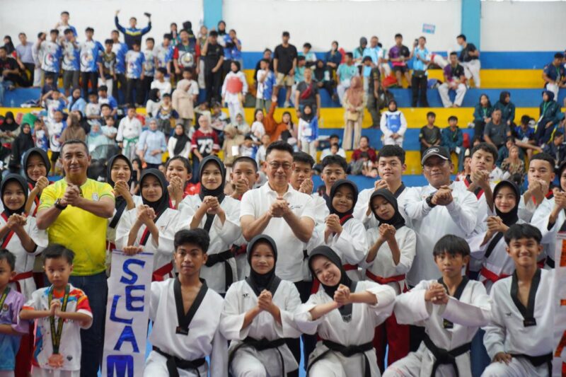 Wali Kota Pontianak Edi Rusdi Kamtono berfoto bersama para atlet Taekwondo yang berlaga di Wali Kota Cup 