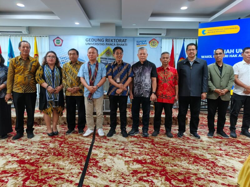 Foto bersama rektor UPB dan Wamen HAM berfoto bersama