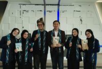 Tim FEB Untan berpose setelah berhasil mendapat juara 1 Nasional