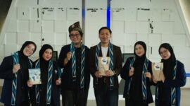 Tim FEB Untan berpose setelah berhasil mendapat juara 1 Nasional