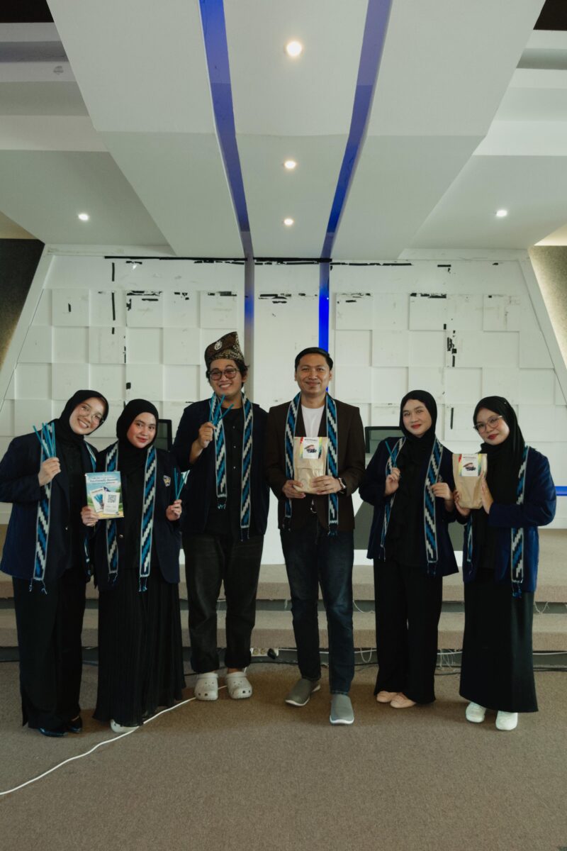 Tim FEB Untan berpose setelah berhasil mendapat juara 1 Nasional