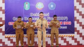 Wali Kota Pontianak Edi Rusdi Kamtono membacakan deklarasi Open Defecation Free atau setop buang air besar sembarangan.